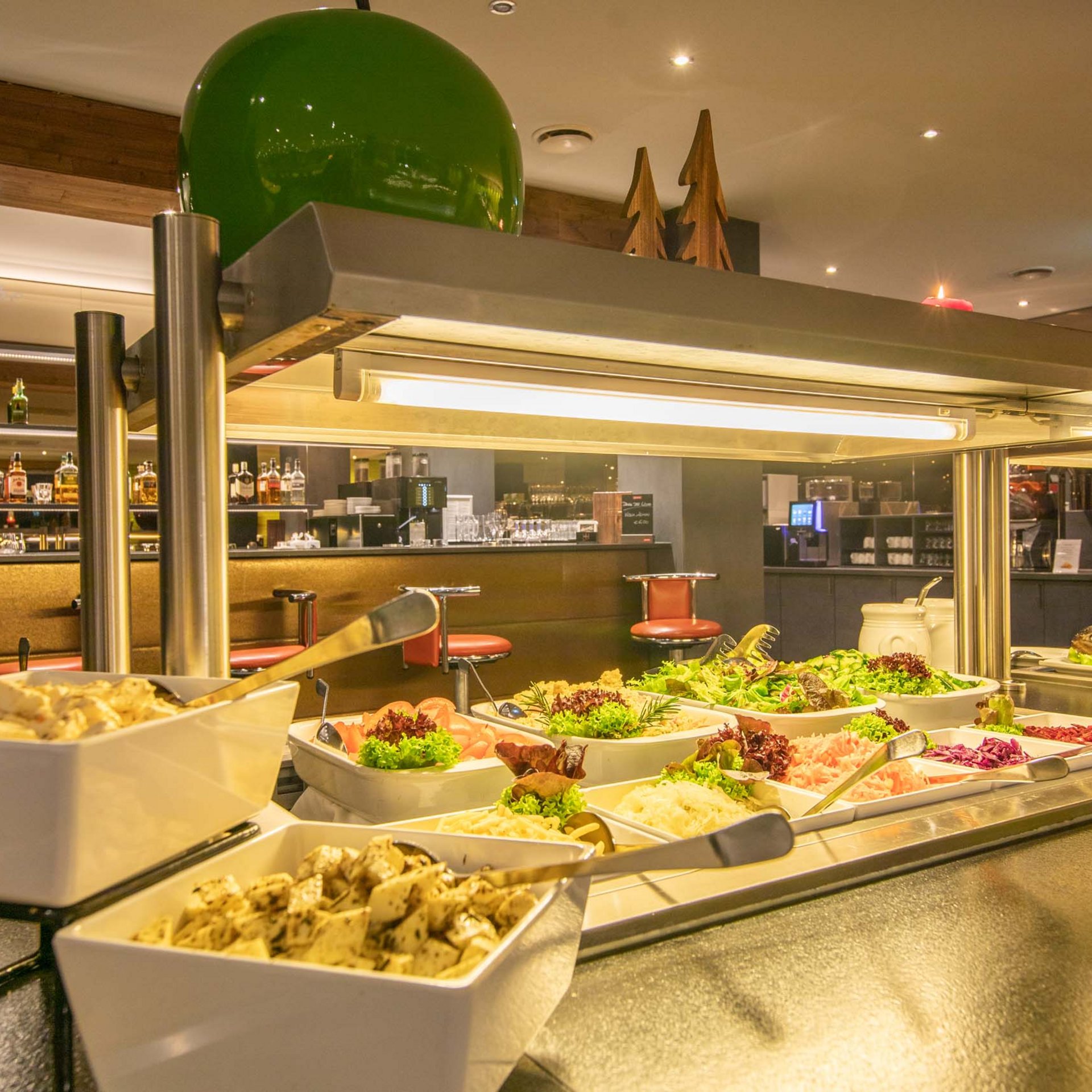 Urlaub in Jena: mein Fair Resort Buffet mit Salaten und verschiedenen Speisen in einem Restaurant