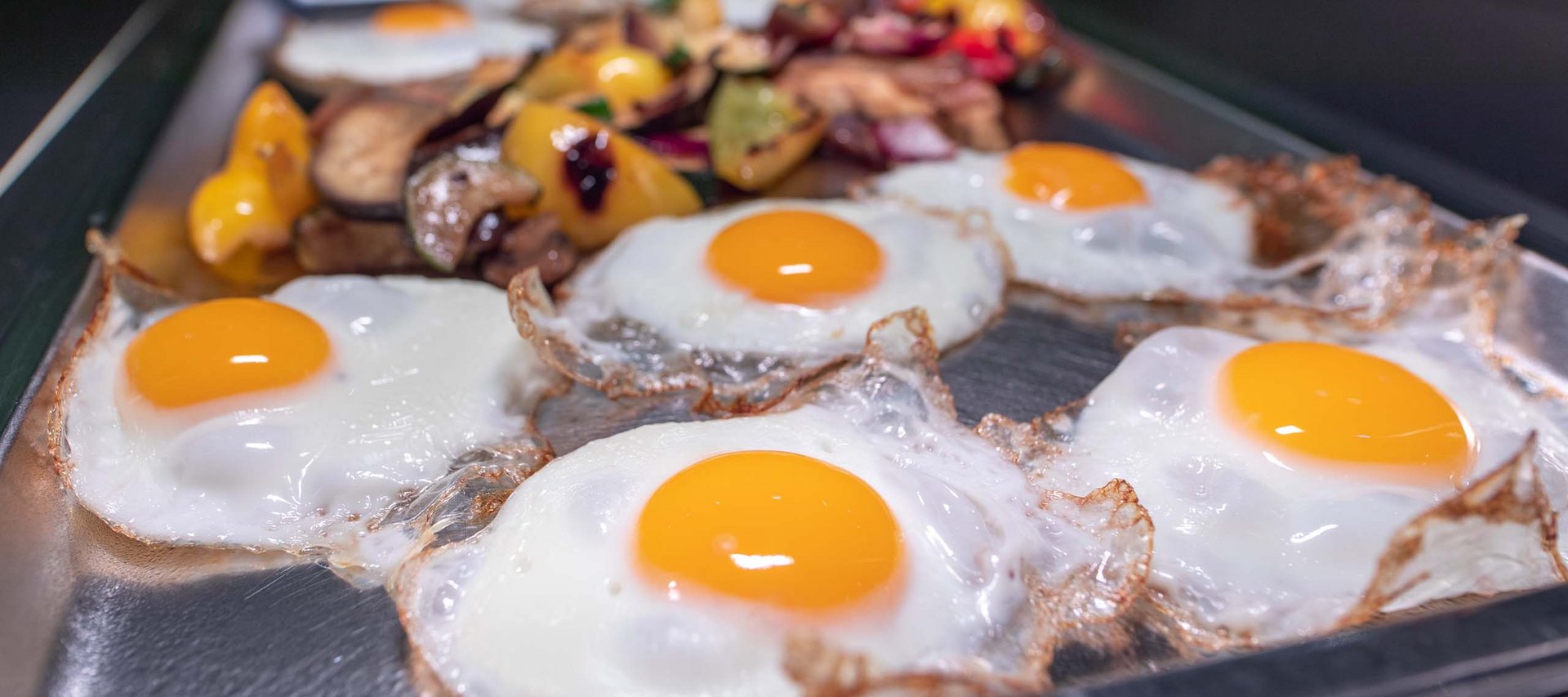 Ein Hotel in Jena mit All-inclusive-Verpflegung Spiegeleier und gebratene Gemüse auf einem Metalltablett