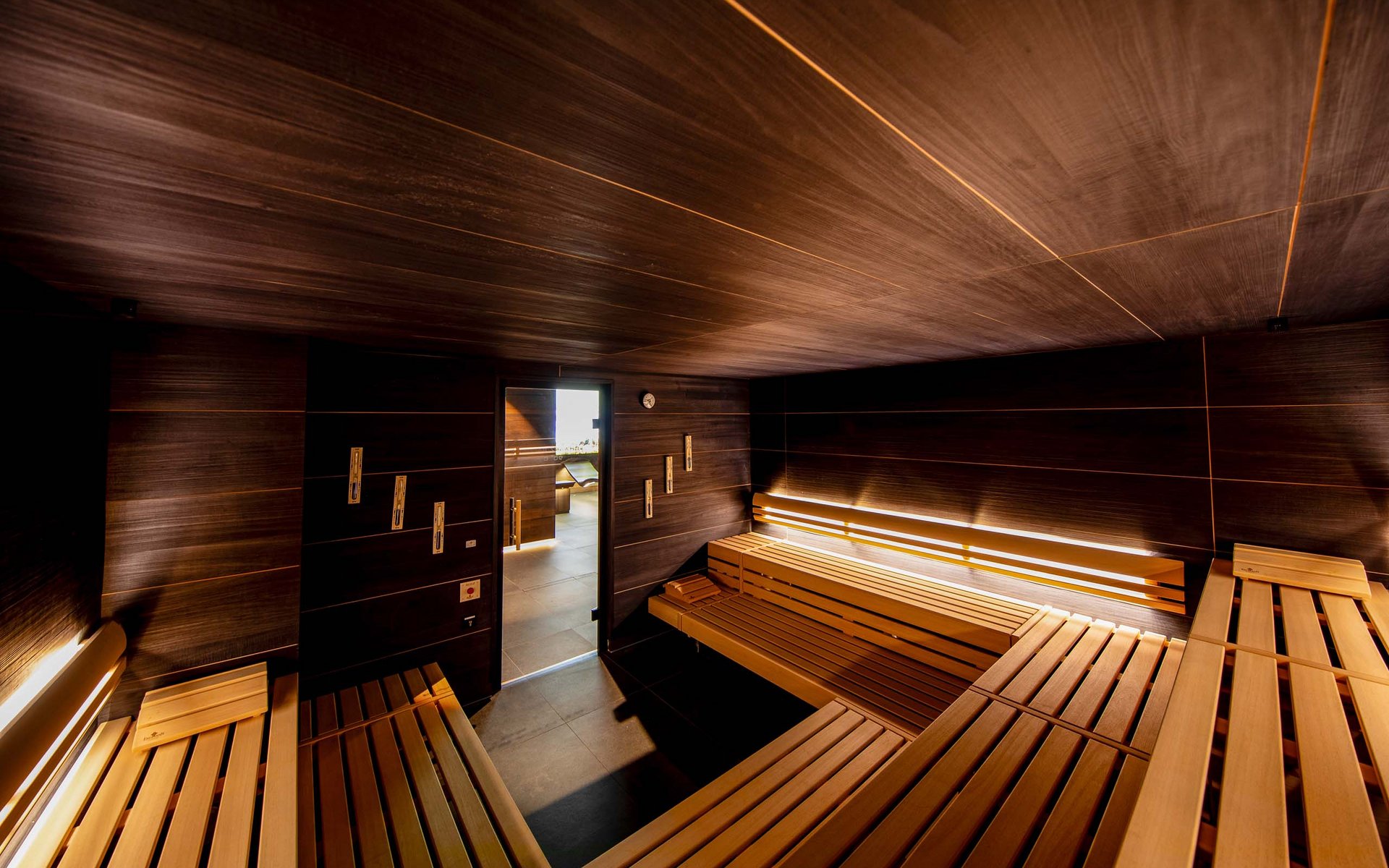 DAS Wellnesshotel in Thüringen: mit Schwimmbad … Innenansicht einer modernen Holzsauna mit Sitzbänken und indirekter Beleuchtung