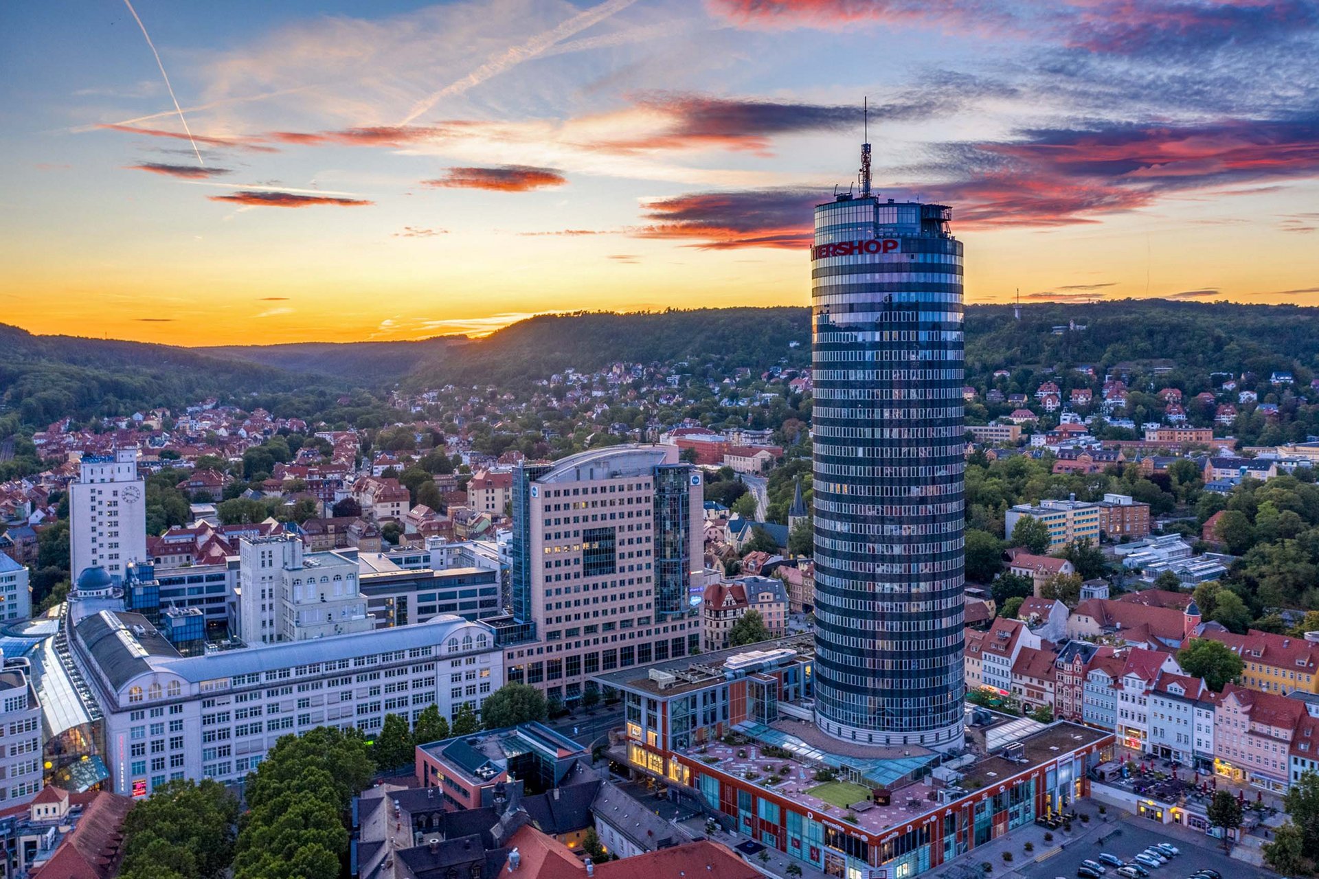 Sehenswürdigkeiten in und um Jena Blick auf den Jentower und die Stadt Jena bei Sonnenuntergang
