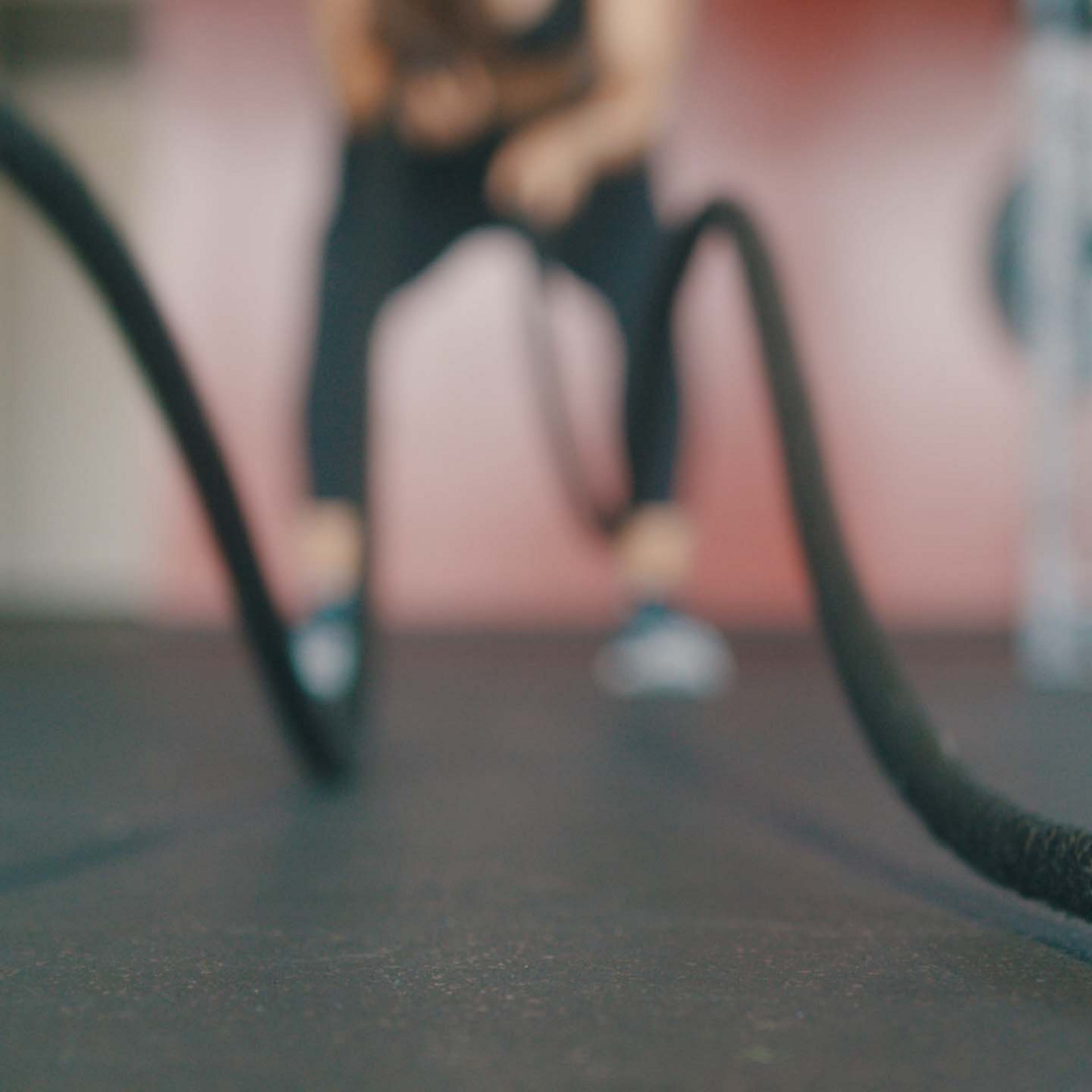 Das Sporthotel in Jena Person trainiert mit Battle Ropes in Fitnessstudio
