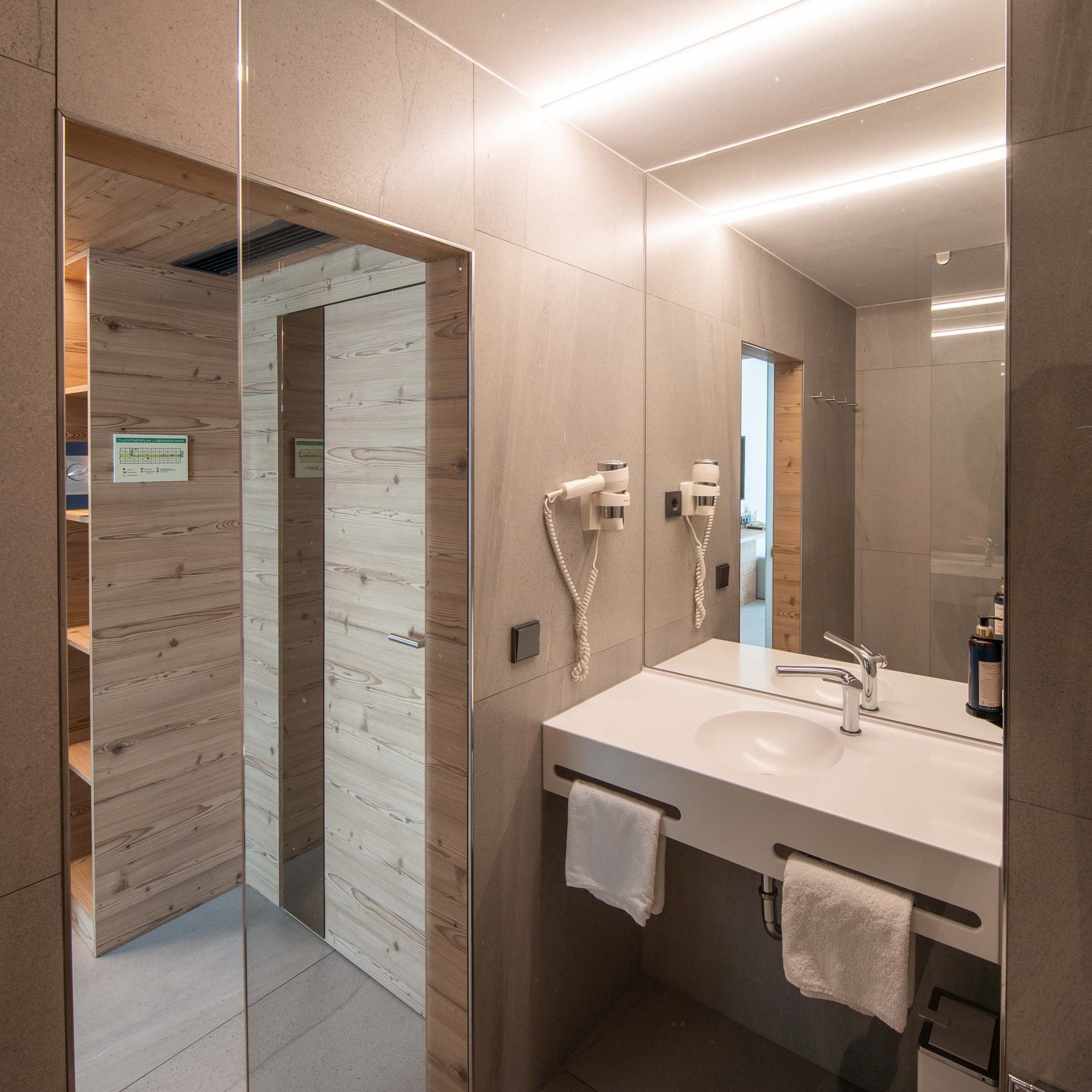 Nature Modernes Badezimmer mit Doppelwaschbecken und Wandhaartrockner