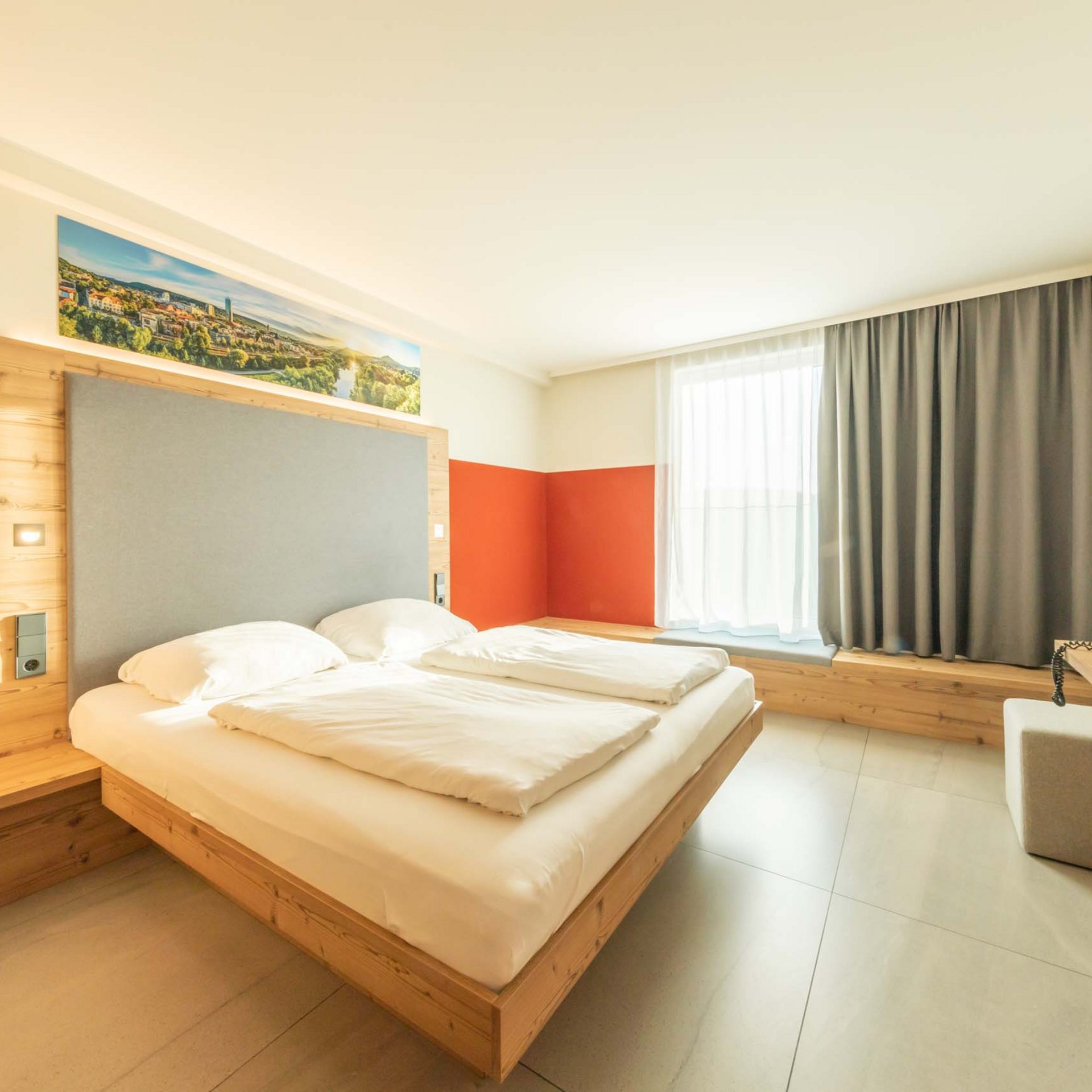 Urlaub in Jena: mein Fair Resort Helles modernes Hotelzimmer mit Doppelbett, großem Fenster und TV