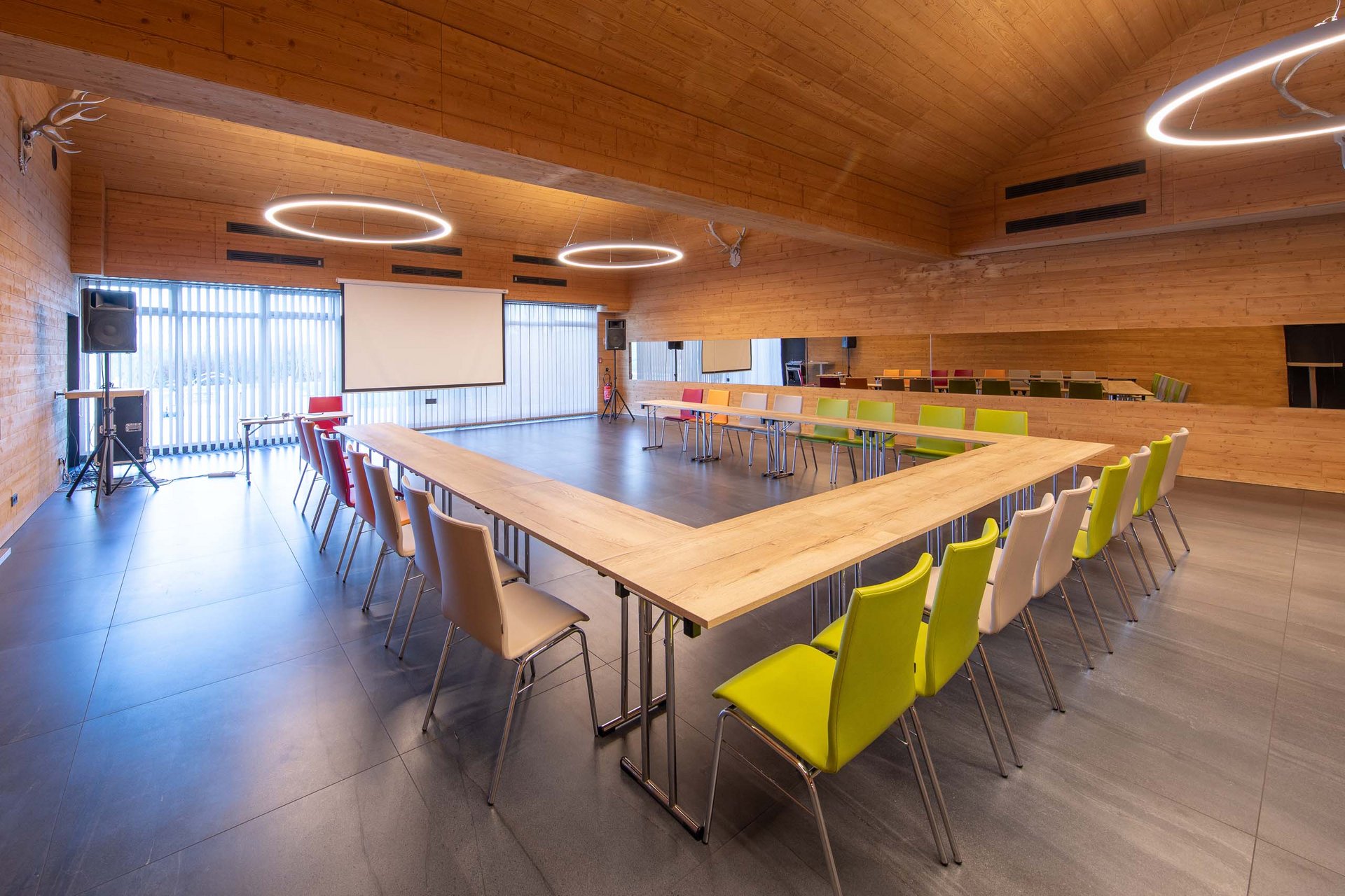 Das Event- und Tagungshotel in Jena Moderner Tagungsraum mit U-förmigem Tisch und bunten Stühlen