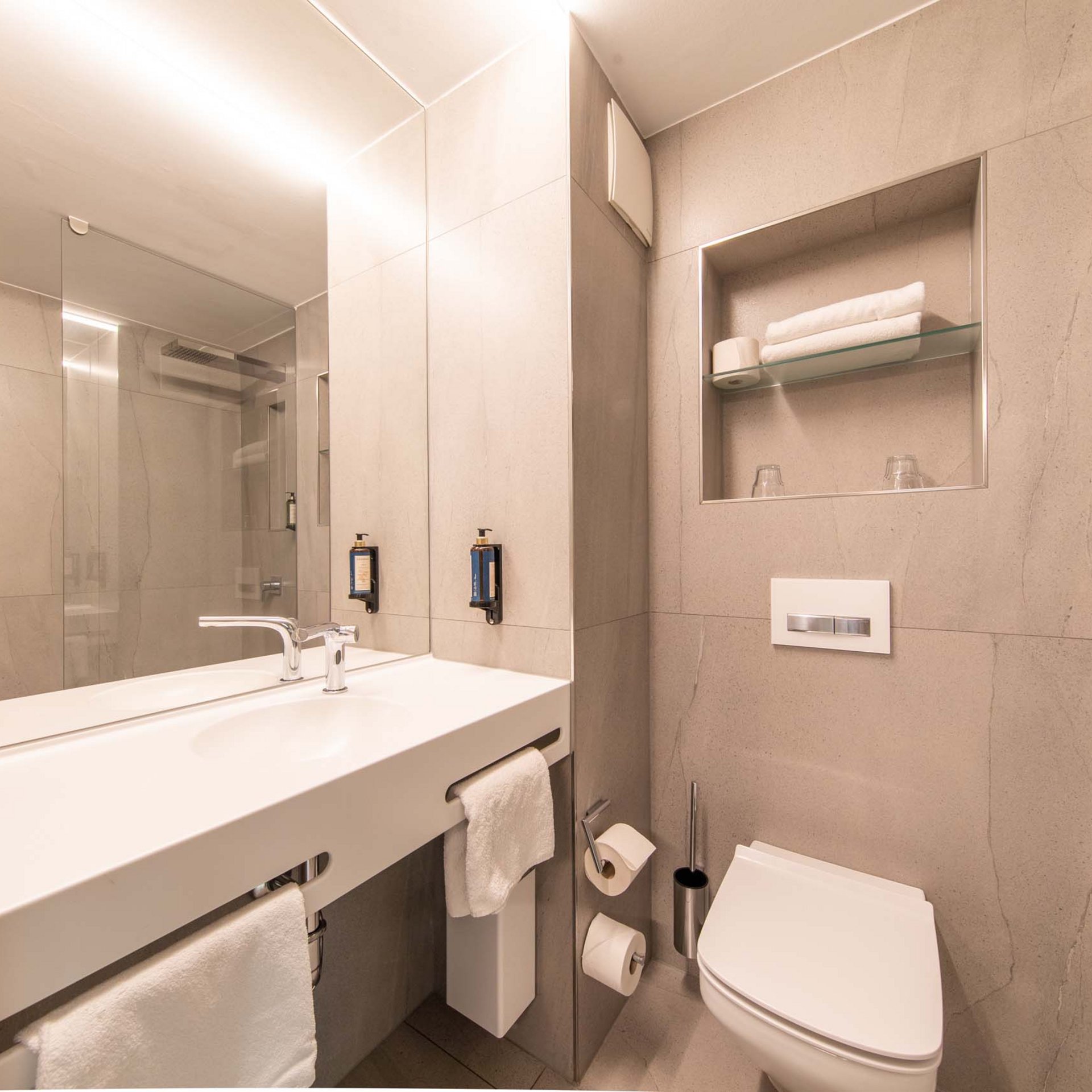 Nature Moderne Hotelbadezimmer mit Waschbecken, WC und Handtüchern