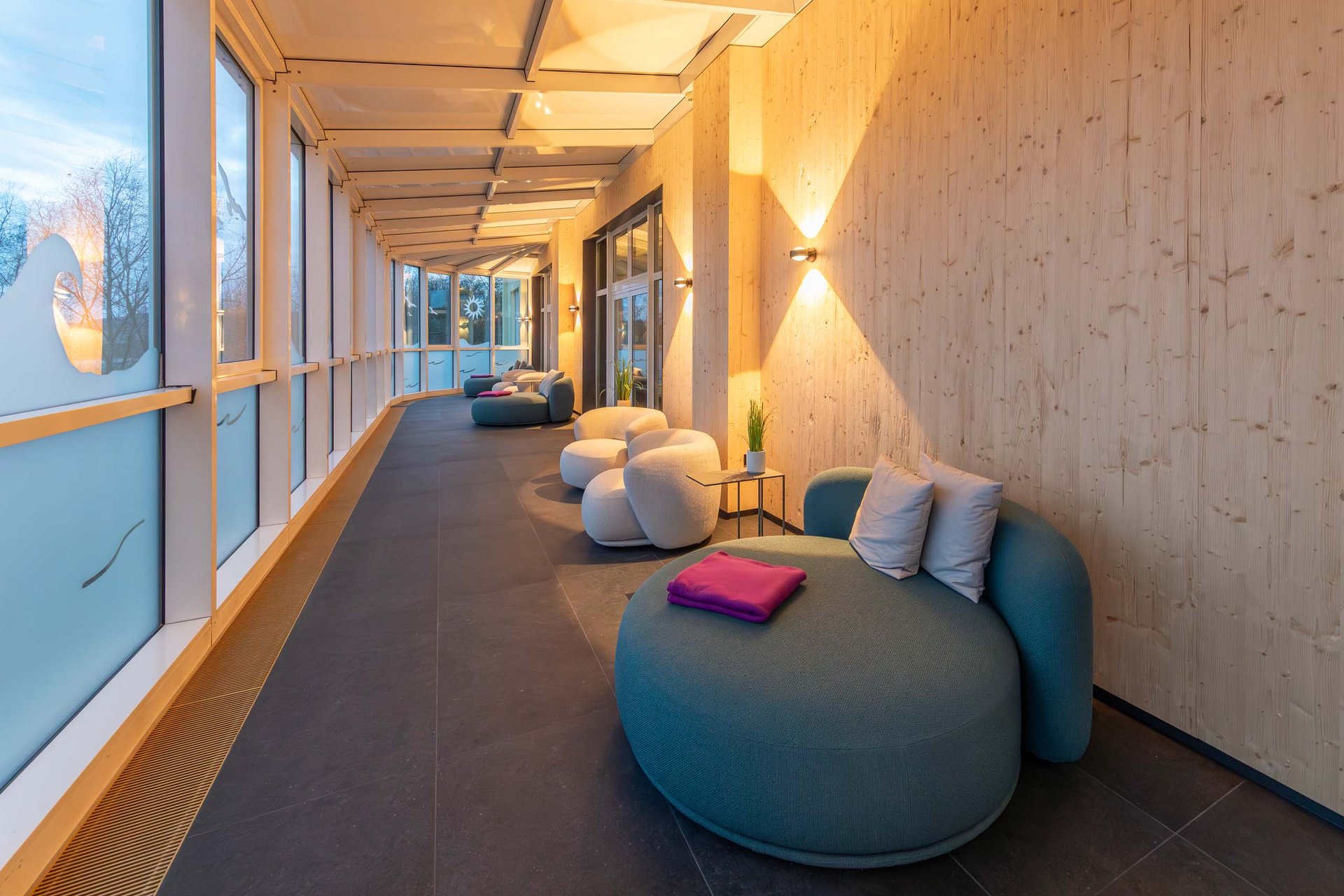 Urlaub in Jena: mein Fair Resort Moderne Lounge mit runden Sesseln und großem Fenster mit Frostschutzfolie