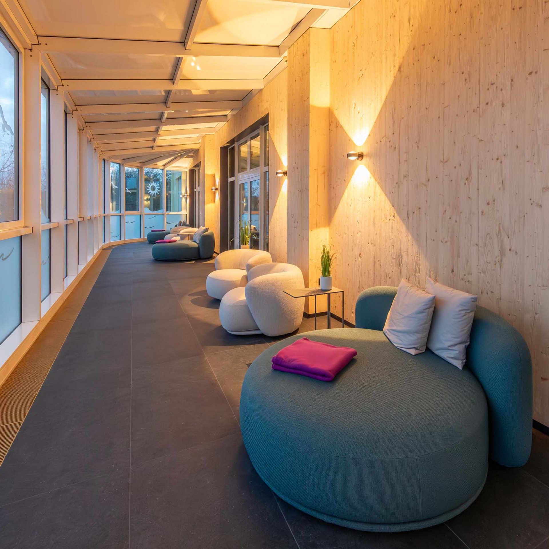 Wellnesshotel in Jena? Moderne Lounge mit runden Sesseln und großem Fenster mit Frostschutzfolie