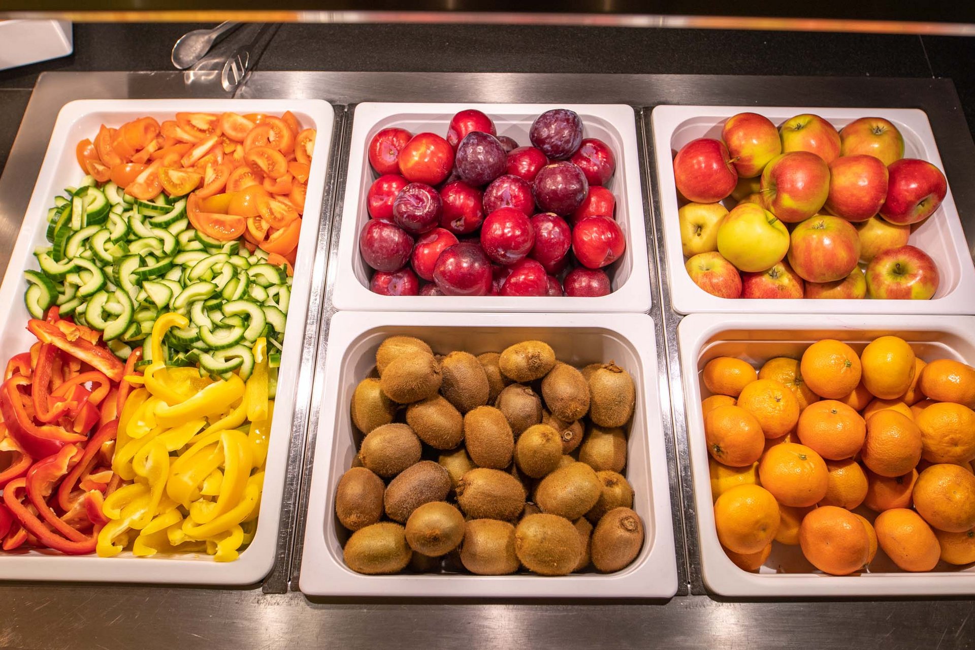 Ein Familienhotel in Thüringen Frisches Obst und geschnittenes Gemüse in weißen Behältern auf einem Buffet