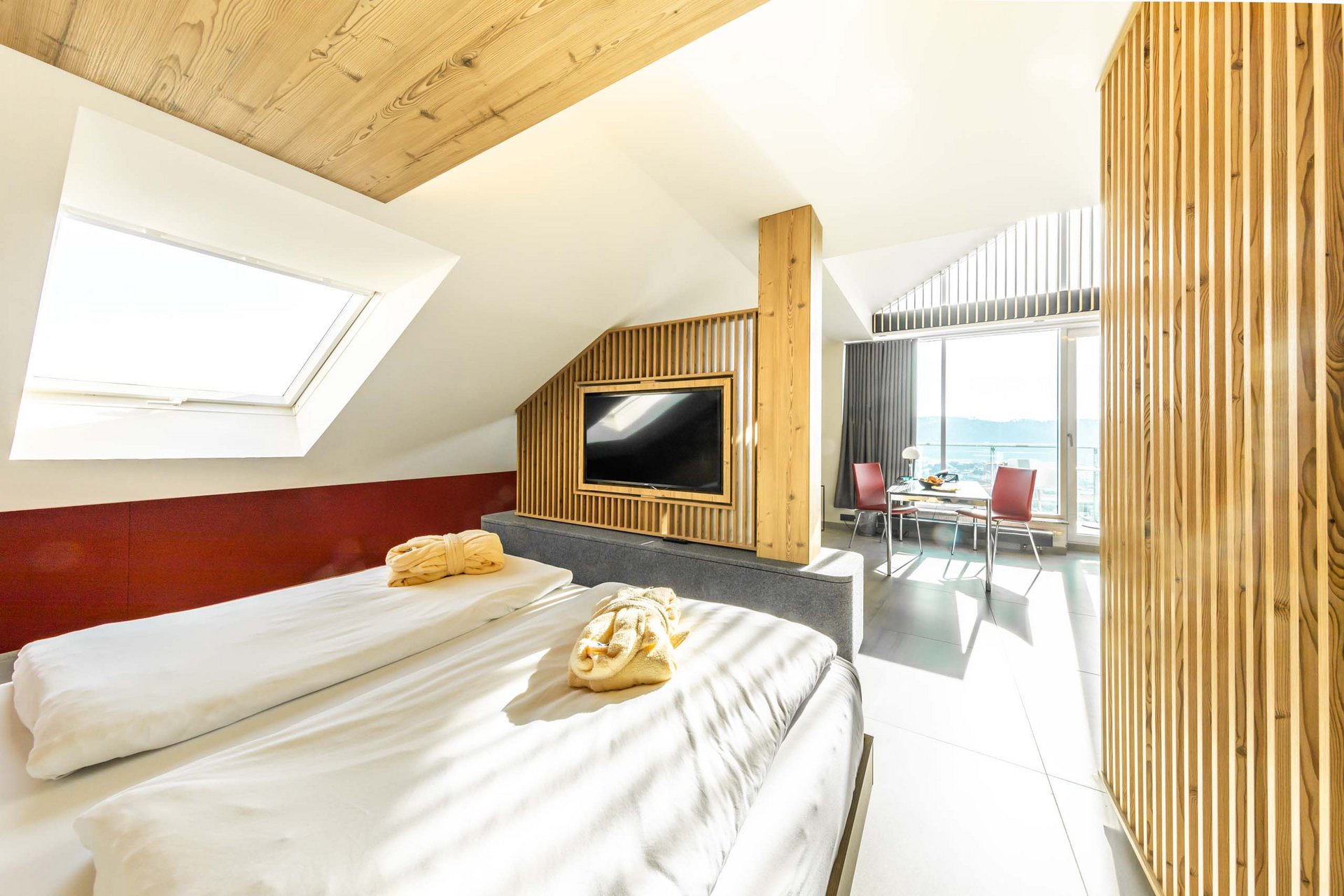 Urlaub in Jena: mein Fair Resort Helles Hotelzimmer mit Doppelbett, Fernseher und Balkon mit Aussicht