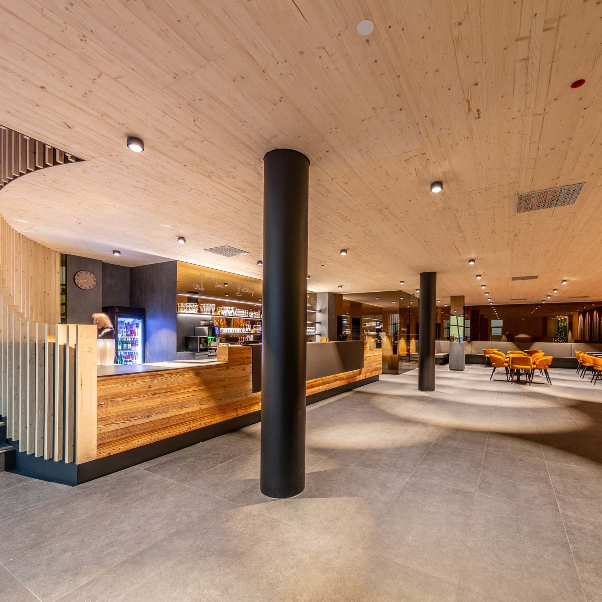 Das wohl beste Wellnesshotel in Thüringen Moderner Restaurantinnenraum mit Holztresen und orangen Stühlen