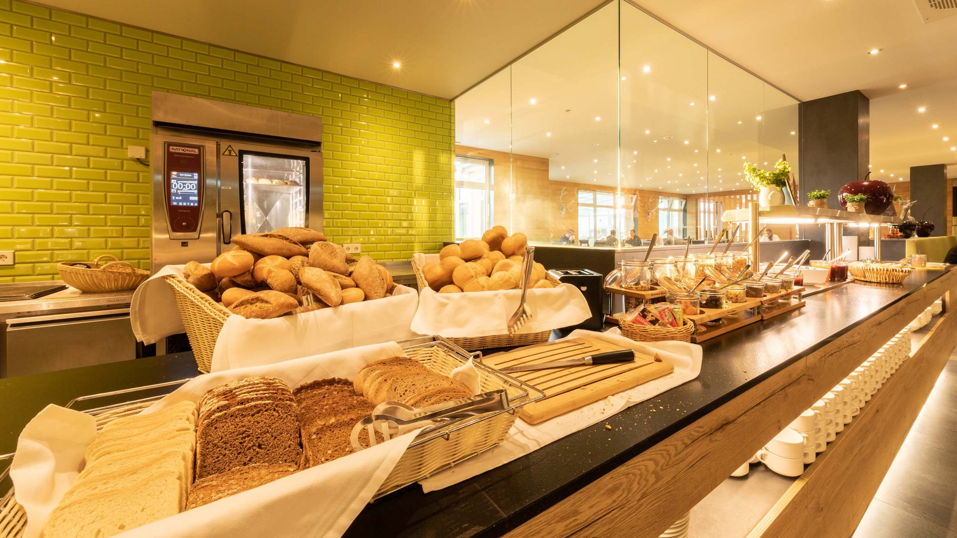 Das wohl beste Wellnesshotel in Thüringen Buffet mit verschiedenen Brotsorten und Aufstrichen in einem hellen Restaurant