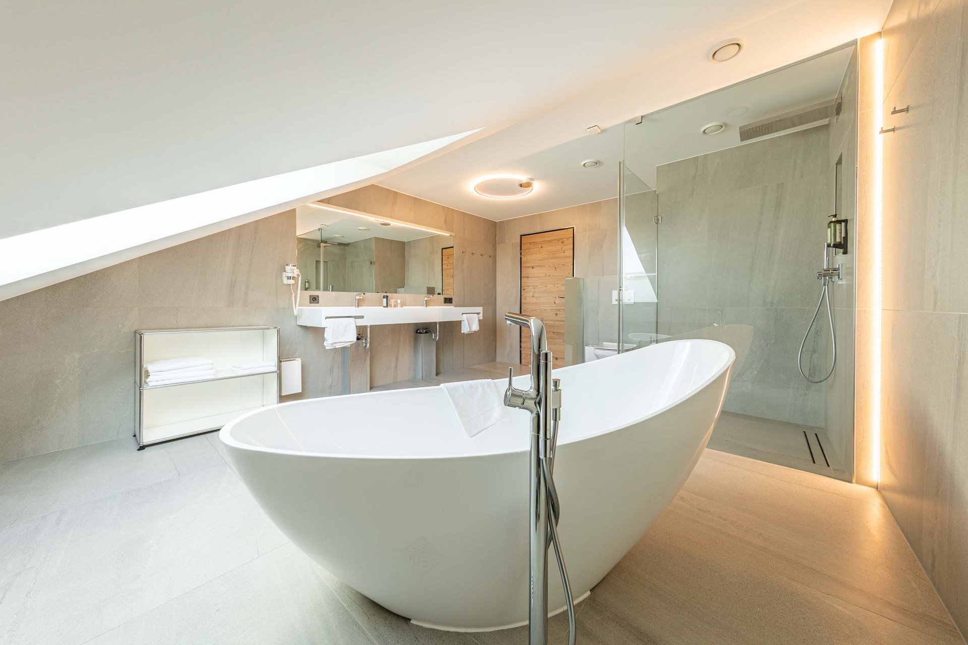 Das wohl beste Wellnesshotel in Thüringen Modernes Badezimmer mit freistehender Badewanne und begehbarer Glasdusche