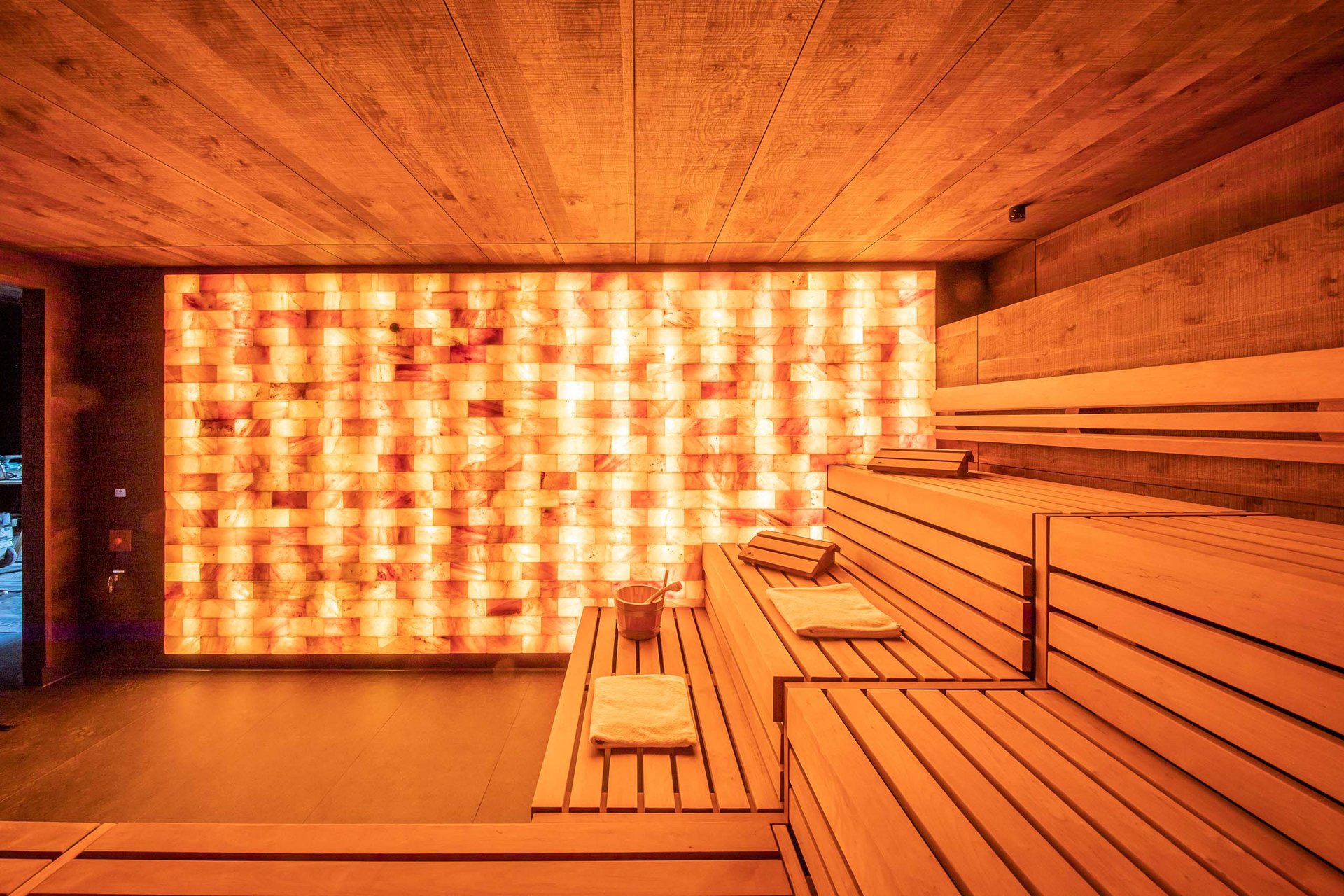 Das wohl beste Wellnesshotel in Thüringen Sauna mit Holzinterieur und beleuchteter Salzsteinwand