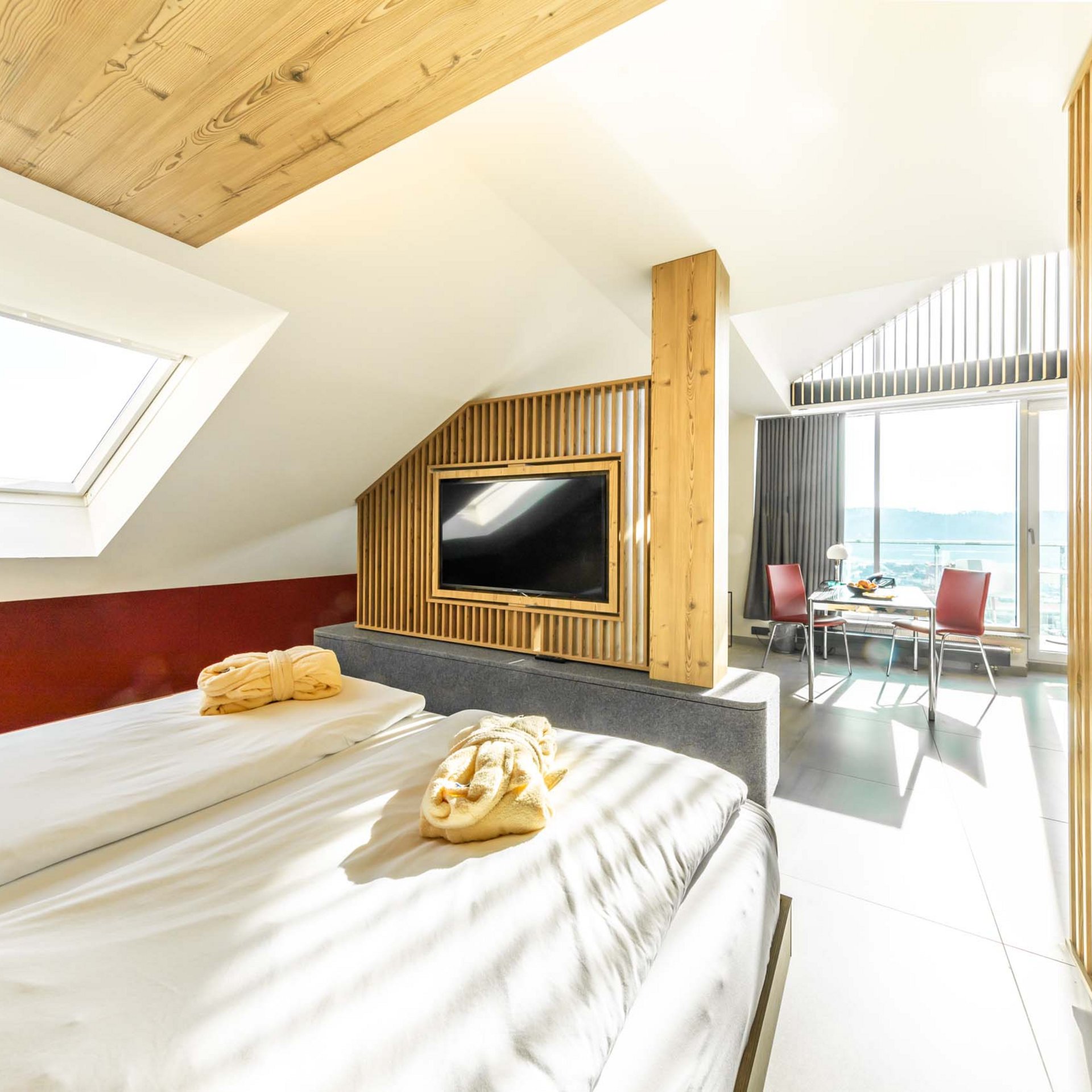 Wellness-Suite Helles Hotelzimmer mit Doppelbett, Fernseher und Balkon mit Aussicht